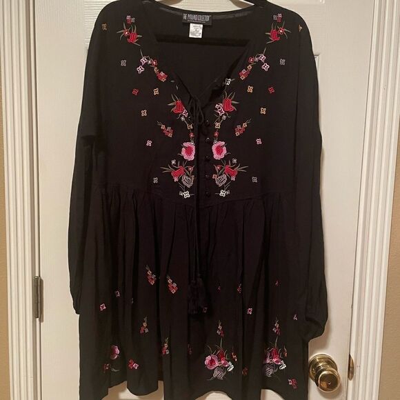 The Pyramid Collection Women’s Black Embroidered Floral Dress M - Picture 1 of 16